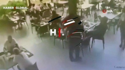 Sandalyeler havada uçuştu! Bursa’da yemeğin geç geldiğini iddia eden şahıslar garsona saldırdı