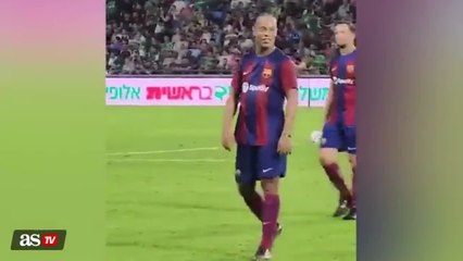 Frisky fan gets body feinted by Ronaldinho