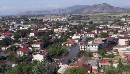 بلدة تغمرها الفيضانات في وسط اليونان