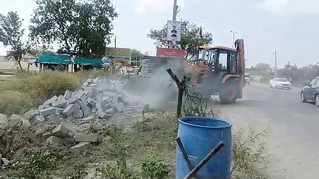 सरकारी जमीन को कराया मुक्त