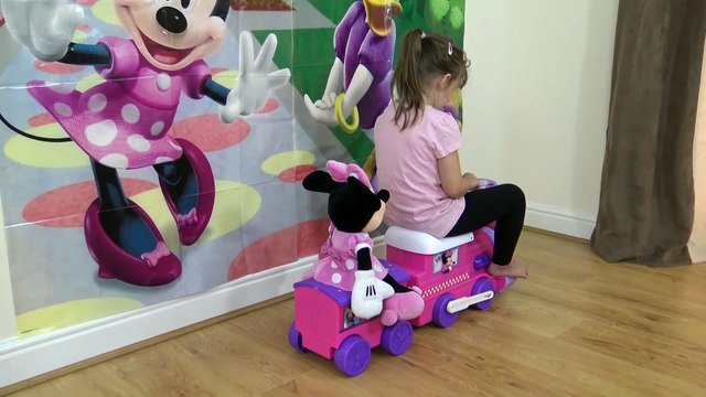Minnie Mouse - Diversão Andando de Trenzinho e Brinquedos Minnie mais Boneca Minnie