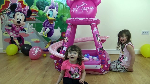 Minnie Mouse - Brincadeira na Piscina de Bolinhas