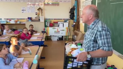 Distribution du petit déjeuner aux élèves du Sacré-Coeur à Binche