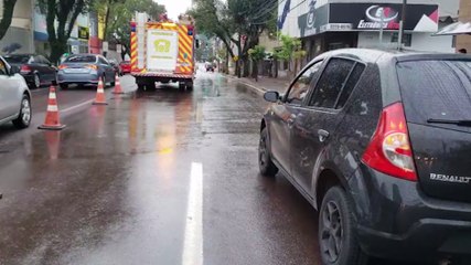 Caminhão do Corpo de Bombeiros se envolve em acidente com Sandero no Centro
