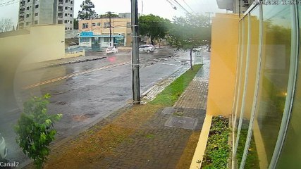 Câmera flagra forte colisão entre Jaguar e Focus no Centro