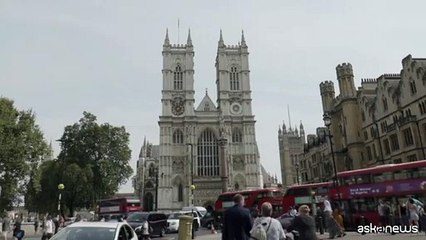 Campane a Westminister per Elisabetta e colpi di cannone per Carlo III