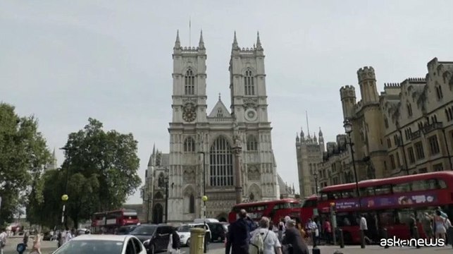 Campane a Westminister per Elisabetta e colpi di cannone per Carlo III