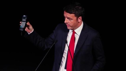 Renzi show: sul palco con walkman e cellulare  anni 90