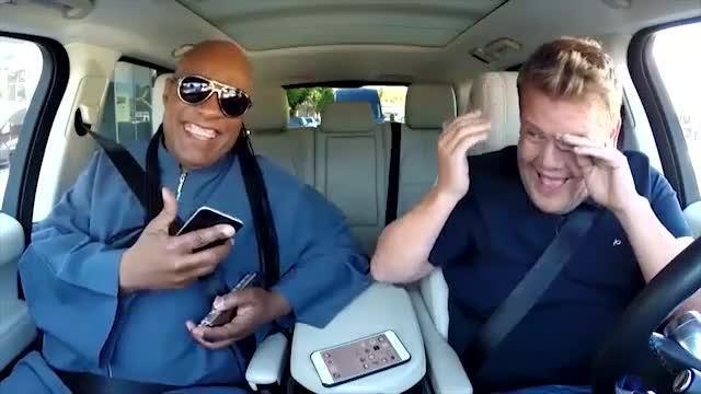 Stevie Wonder fa la serenata alla moglie del conduttore