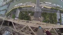 Acrobata si arrampica sulla Tour Eiffel  a mani nude (e di  nascosto)