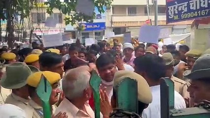 नगर परिषद पर भ्रष्टाचार का आरोप, कलेक्ट्रेट पर किया प्रदर्शन