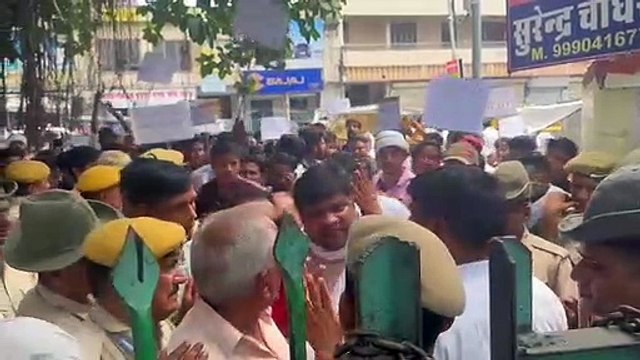 नगर परिषद पर भ्रष्टाचार का आरोप, कलेक्ट्रेट पर किया प्रदर्शन