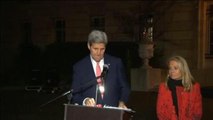 Attentati Parigi: Kerry nella capitale francese e anche l'ambasciata Usa si illumina del tricolore