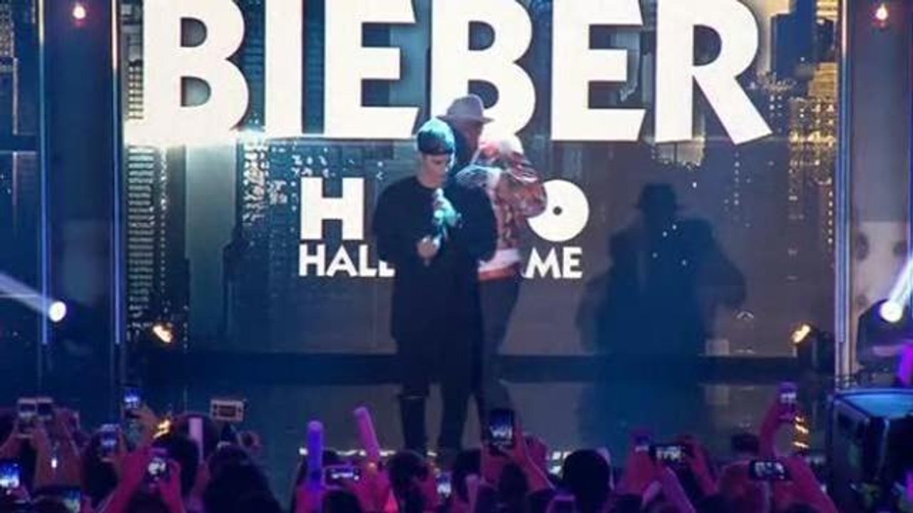 Attentati Parigi: Justin Bieber chiede un minuto di raccoglimento per le vittime