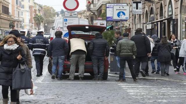 Video Blitz dei vigili contro i «salta-fila»