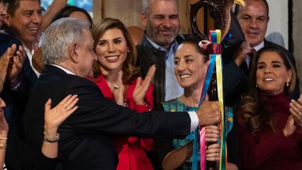 AMLO entregó el "bastón de mando" a Sheinbaum al tiempo que Ebrard descartó lanzar una candidatura presidencial
