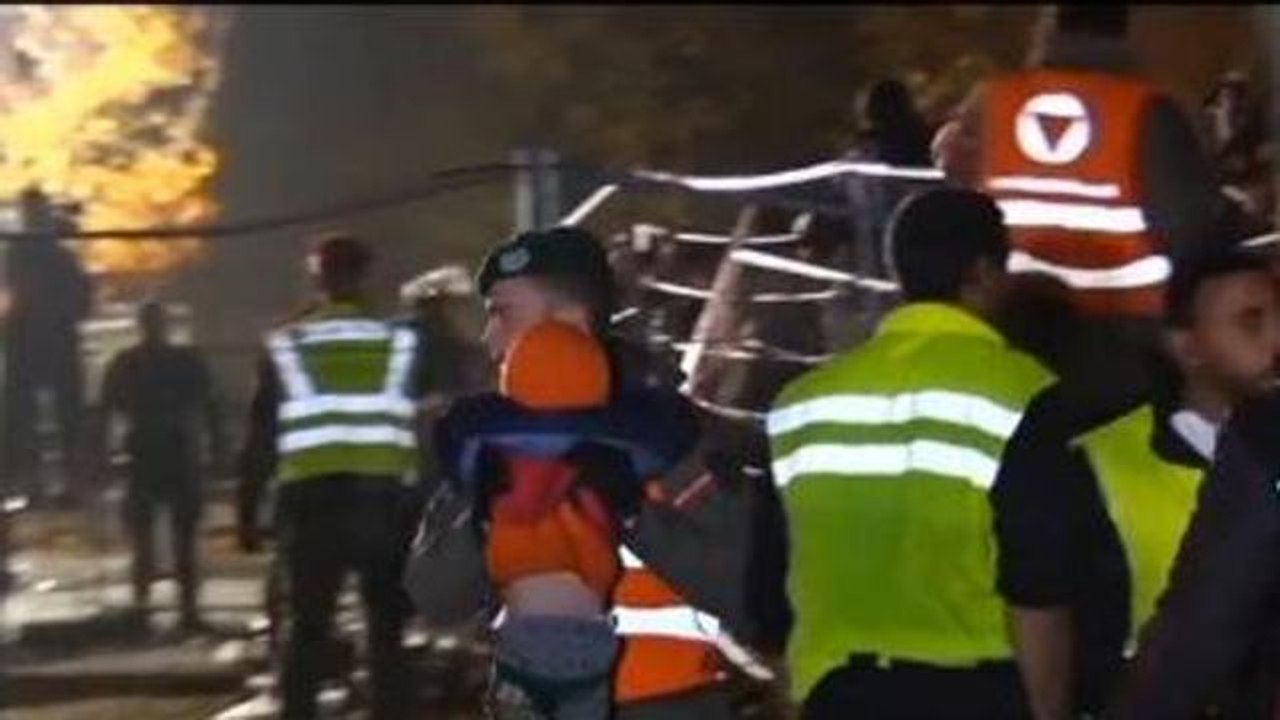 Migranti, il tenero gesto del  soldato nel caos al confine: aiuta bimbo a passare