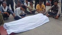 .बिजली के तार टूटकर खेत में गिरने से करंट की चेपट में आई महिला की मौत, गुस्साए परिजनों ने एसपी कार्यालय के सामने शव रखकर किया चक्काजाम