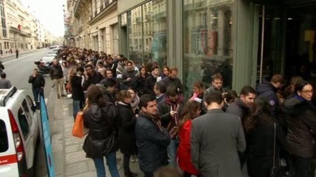 Parigi, lunghe code per donare il sangue