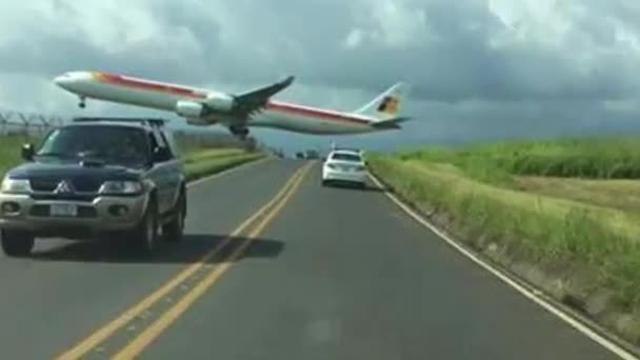 L’impressionante atterraggio dell’aereo Iberia in Costa Rica, sfiora auto e teste