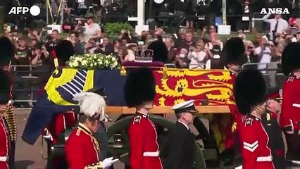 Un anno senza Elisabetta, per Carlo popolarita' in crescita