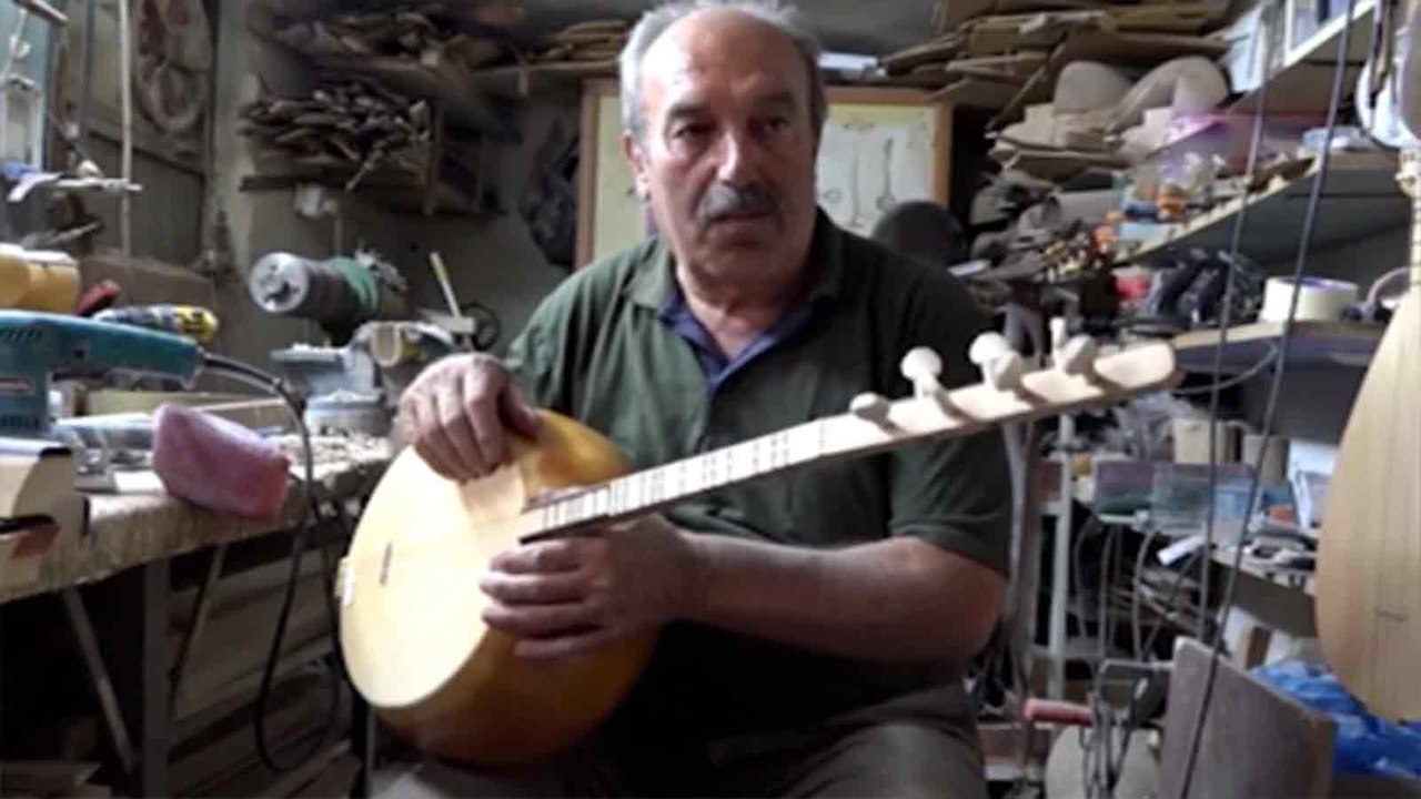 Bağlama ustası, ağaç kesiminin azaltılmasını istediği için, su kabağından bağlama yaptı