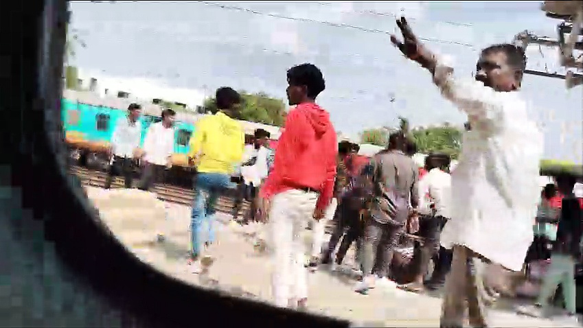 அவங்கள புடிச்சி ஜெயில்ல போடுங்க சார்; ரயில் நிலையத்தில் மோதிக்கொண்ட மாணவர்களால் மக்கள் அச்சம்