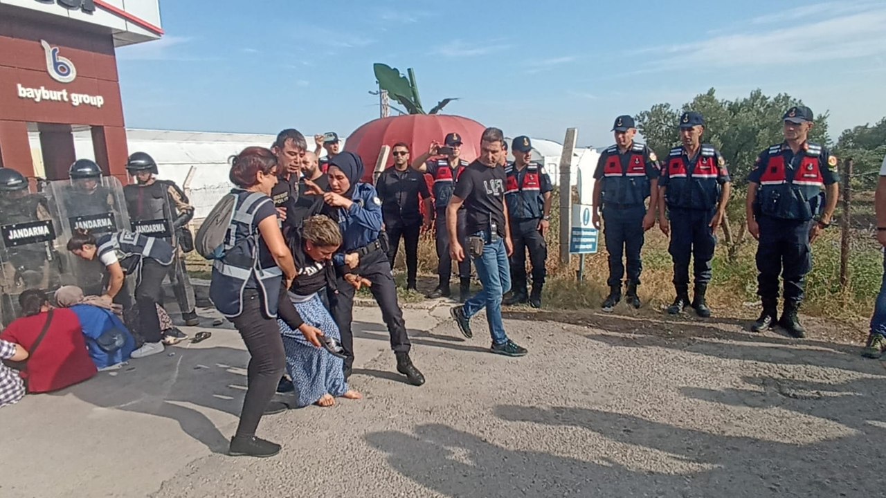 İzmir'de direniş eylemi yapan işçilere sert polis müdahalesi