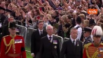 Un anno fa la morte della Regina Elisabetta, ecco la folla sulla Long Walk durante i funerali