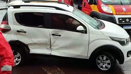 Batida entre Mobi e Hilux deixa duas mulheres e criança feridas