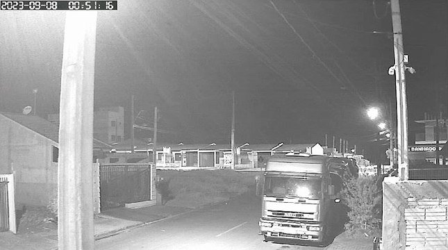 Internauta pede ajuda para localizar condutor que bateu em caminhão estacionado