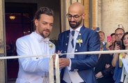 Valerio Scanu ha sposato il compagno in frac bianco con strascico: il significato della data scelta per il ‘sì’