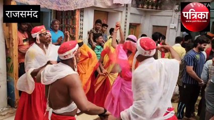 कृष्ण मंदिरों में केसर-हल्दी मिश्रित दूध-दही में नहाकर झूमे भक्त