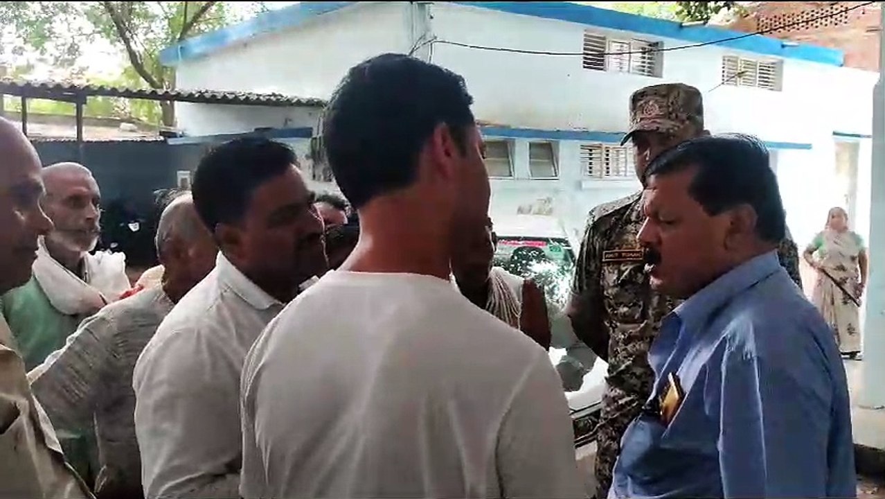 महाप्रबंधक ने जनता से की अभद्रता, विरोध में गाड़ी के आगे लेटे, साढ़े पांच घंटे तक किया घेराव