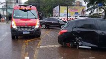 Mulher fica ferida em acidente no cruzamento das ruas Mato Grosso e Riachuelo