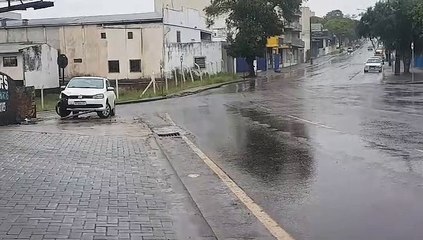 Gol derruba placa após perder o controle da direção na Rua Erechim