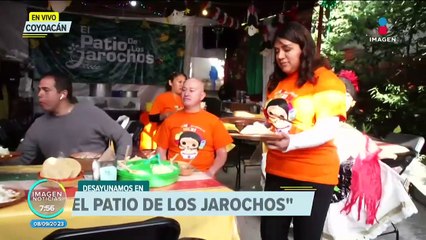 Atalo Mata desayuna pozole en &quot;El patio de los jarochos&quot;