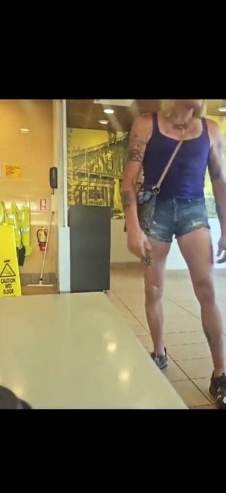 Kadınlar tuvaletine eşcinsel girince ortalık karıştı