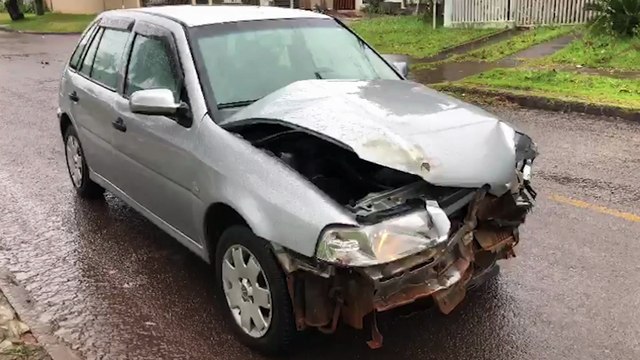 Colisão de trânsito deixa veículos destruídos na rua Maracaí