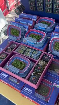 El Barça pone a la venta el césped del Camp Nou / RELEVO