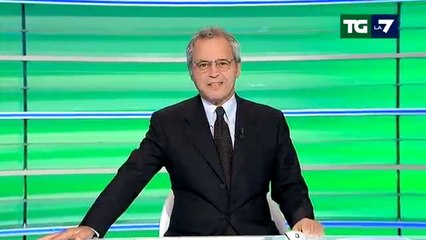 Si inceppa la sigla, l’ironia di Mentana: «Cosa non farebbe Crozza per un inizio così»