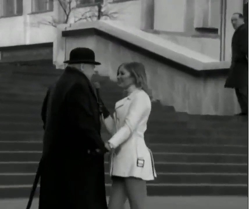 Female reporter pinches the bums of men in 1971