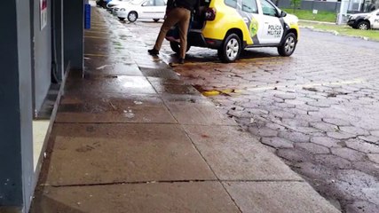 Homem rouba celular, é contido por populares e acaba preso pela PM