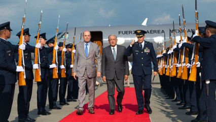 AMLO se reúne con Gustavo Petro en Colombia, donde participará en cumbre sobre drogas