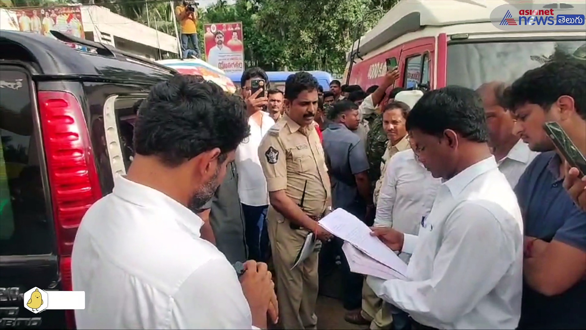 అడ్డుకున్న పోలీసులు: రోడ్డు మీద బైఠాయించిన నారా లోకేష్