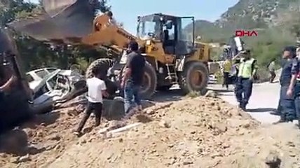 Kamyon, cenaze namazı kılanların arasına daldı