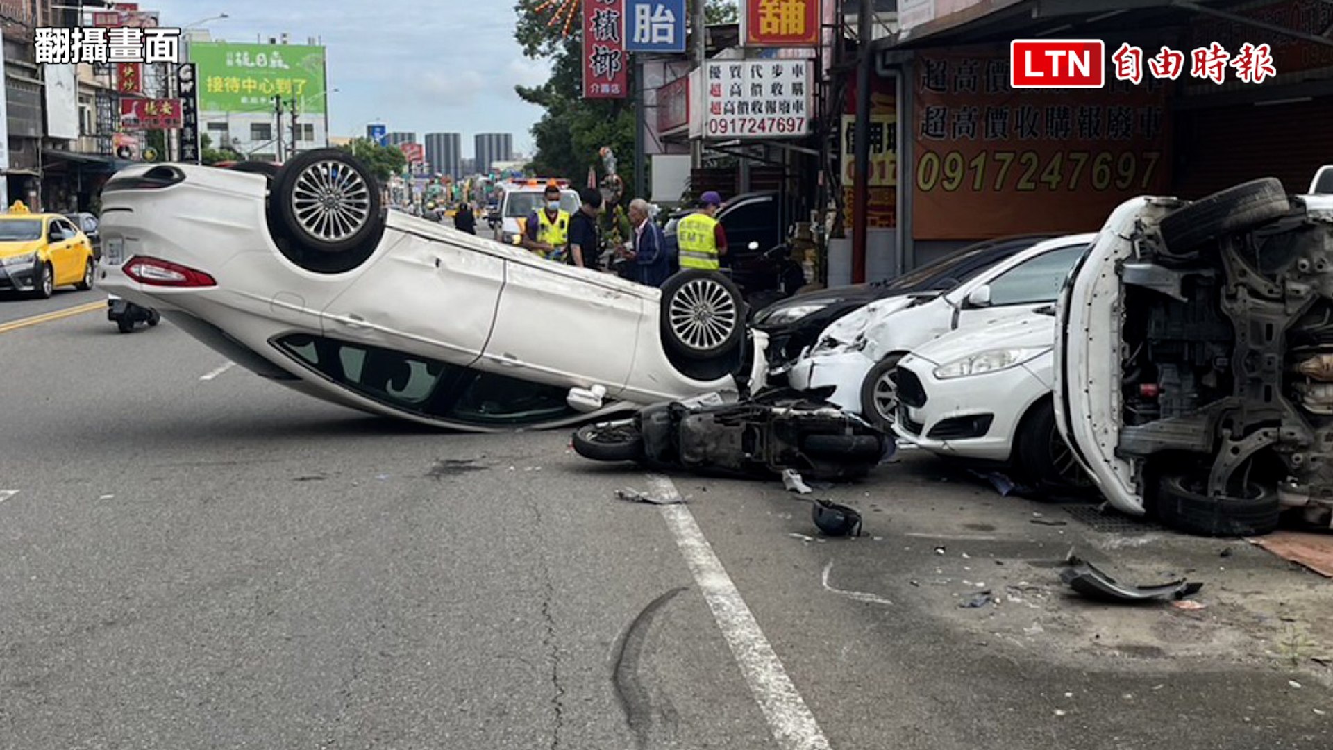 8旬翁疑闖紅燈撞上騎士波及4車 路邊倒栽蔥引人車側目(翻攝畫面)