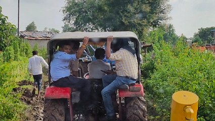 Sagar: कलेक्टर-SP को ट्रैक्टर का सहारा,छोड़ना पड़ी कारें,पीएम PM की सभा स्थल का ट्रैक्टर से निरीक्षण