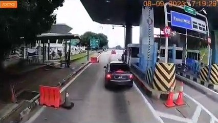 不满轿车危险换车道 罗厘司机发火 下车理论