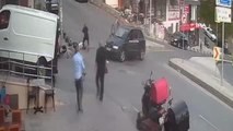 Arnavutköy'de Motosiklet ile Otomobil Kafa Kafaya Çarpıştı